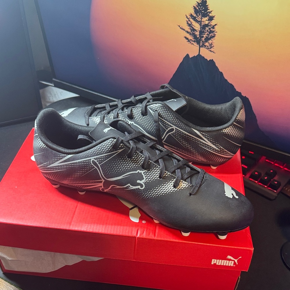 New Puma Men's Black and White Athletic Cleats - Picture 4 of 4